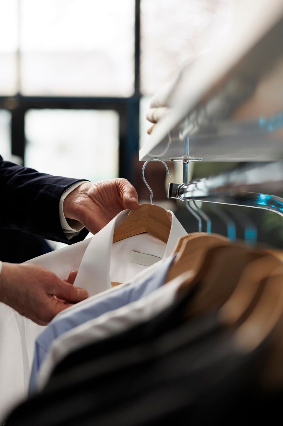 Equipa da Lavandaria Júpter a tratar roupa com cuidado